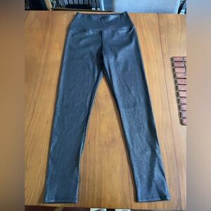 Carbon38 ribbed leggings black with green purple shimmer